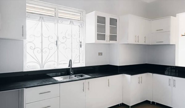 BRAND NEW 🏠 HOUSE FOR SALE!! LOCATION IN #NAMUGONGO- SONDE Uganda - Has,# 🛏️ #3Bedrooms, negotiable#3Bathrooms 🛁 1boys quarter Sited on #15decimals at Ready private Milo land title - Image 4