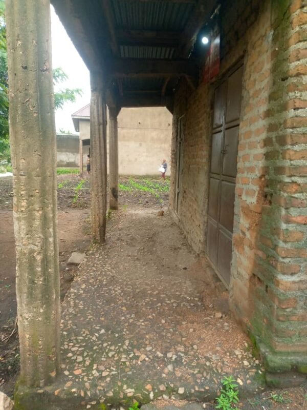 50x100 Land in Hima town council - Near the highway and in busy area - Six rooms - Inside is plastered and floor cemented - Electricity and water available - Image 2