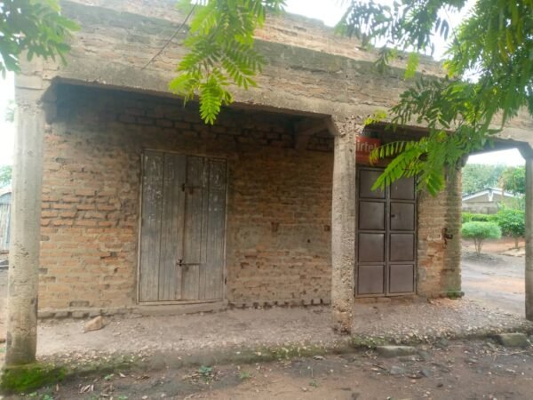 50x100 Land in Hima town council - Near the highway and in busy area - Six rooms - Inside is plastered and floor cemented - Electricity and water available - Image 3