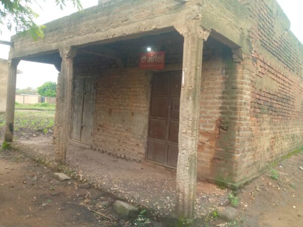 50x100 Land in Hima town council - Near the highway and in busy area - Six rooms - Inside is plastered and floor cemented - Electricity and water available - Image 4