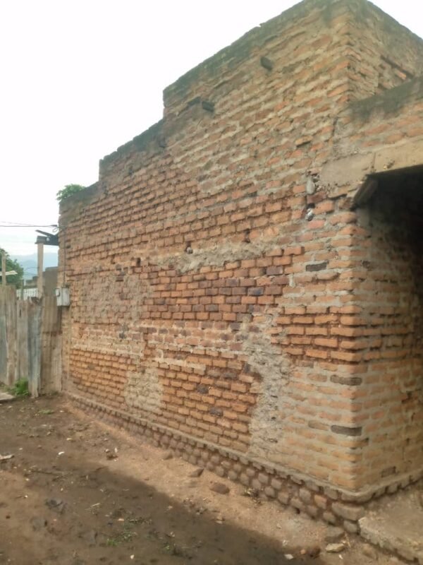 50x100 Land in Hima town council - Near the highway and in busy area - Six rooms - Inside is plastered and floor cemented - Electricity and water available - Image 5