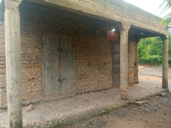 50x100 Land in Hima town council - Near the highway and in busy area - Six rooms - Inside is plastered and floor cemented - Electricity and water available - Image 7